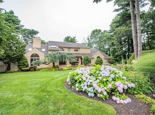17 Greene Ct, Hauppauge, NY 11788