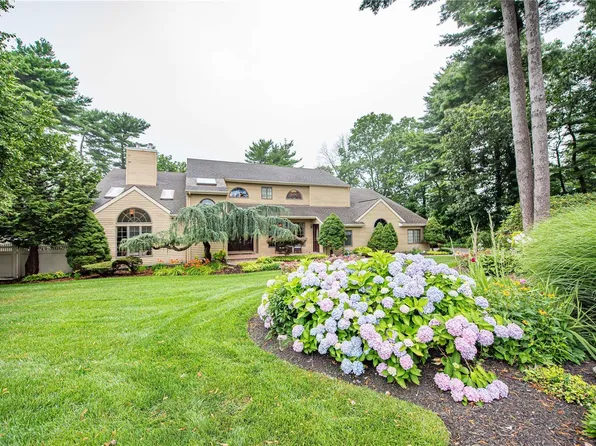 17 Greene Court, Hauppauge, NY 11788
