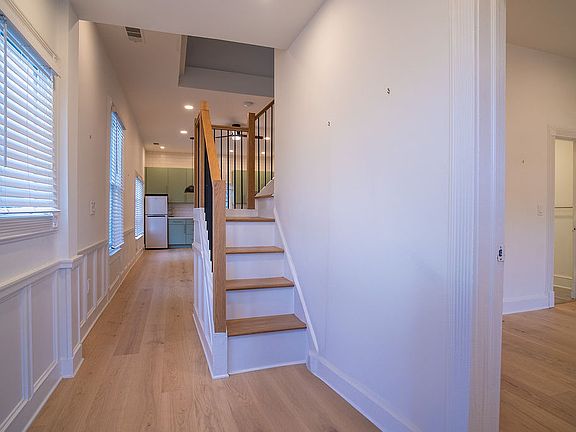 Entryway (bedroom to the right)