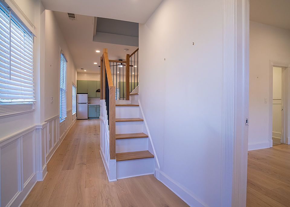 Entryway (bedroom to the right)