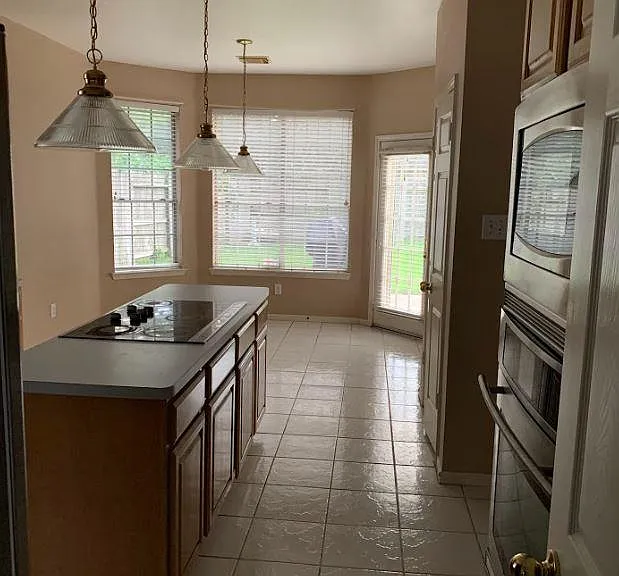 large breakfast room.Huge kitchen with tons of counter space & Beautiful Ceramic glass cooktop is easy to clean