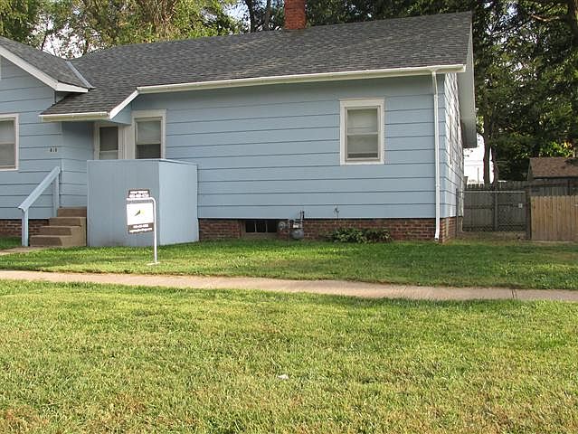 1st image of 810 E 6th St