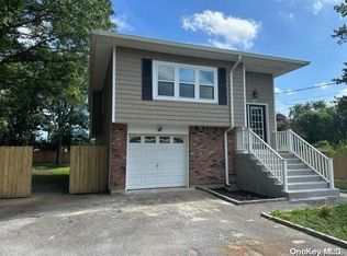 32 Middle Island Ave, Medford, NY 11763
