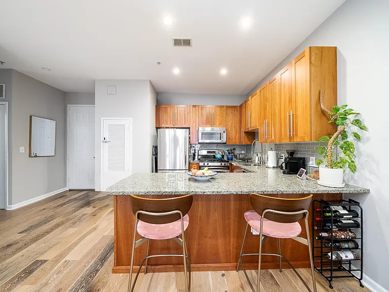 1100 Adams St #316 — Photo 1