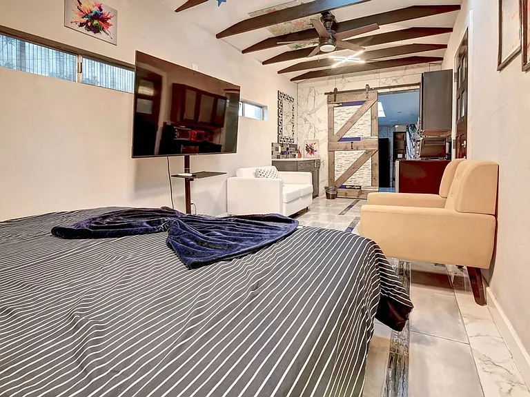 121 W Balboa Dr — Photo 11