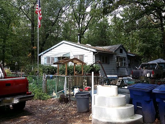 3rd image of 749 Forest Ave
