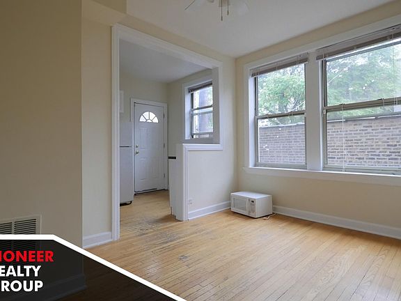 3rd image of 556 W Aldine Ave