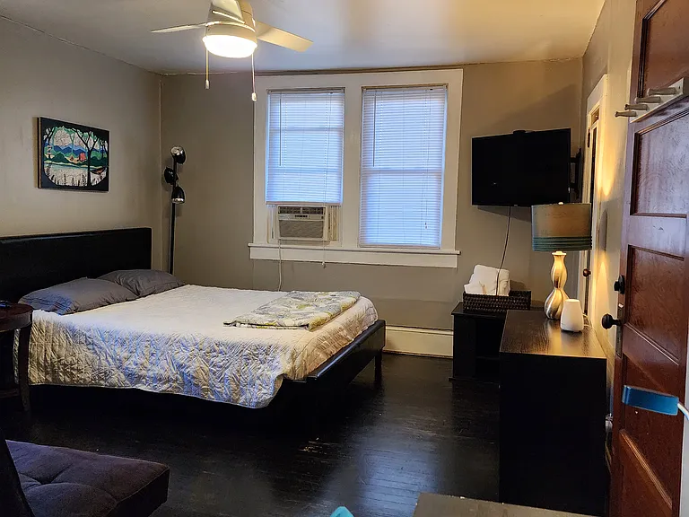 Bedroom 2: Kasper Queen mattress