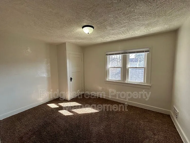 1038 Walnut Hill Pl — Photo 4