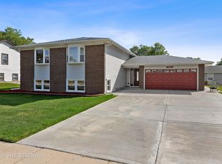1040 Arkansas Dr, Elk Grove Village, IL 60007