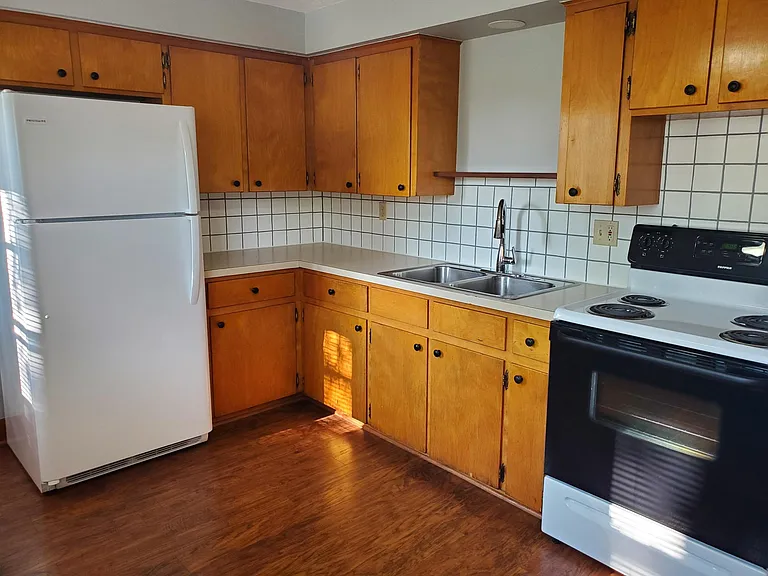 1447 Ellwood Ave SW — Photo 2