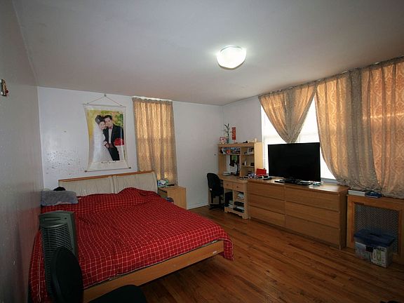 3rd image of 161 27th Ave