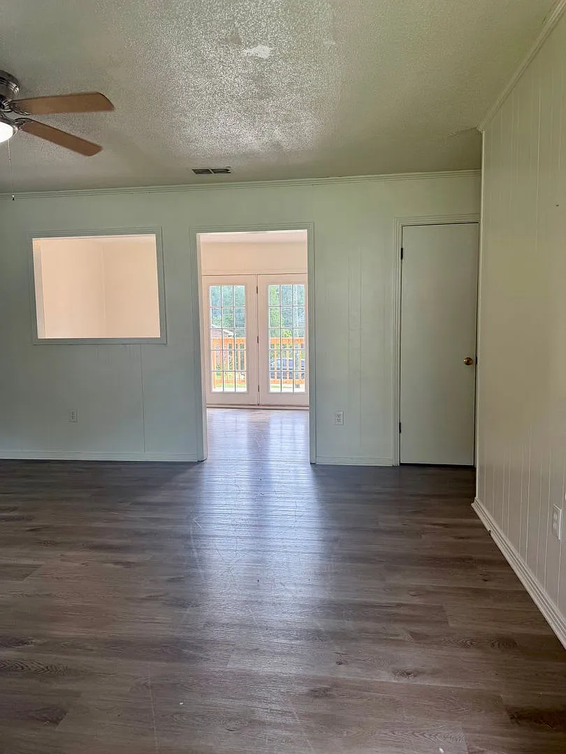 Deposit Special!! 3 Bedroom 2 Bath Lawn Care Included! — Photo 2