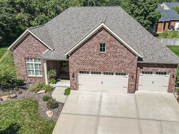 3rd image of 221 Fountain Dr