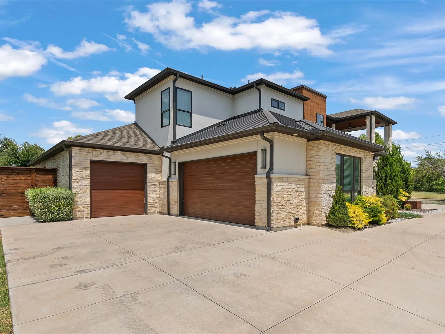 6 bed, 3970 sqft, $7,500 — Photo 3