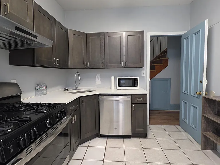 23 Sherman Pl #2 — Photo 3