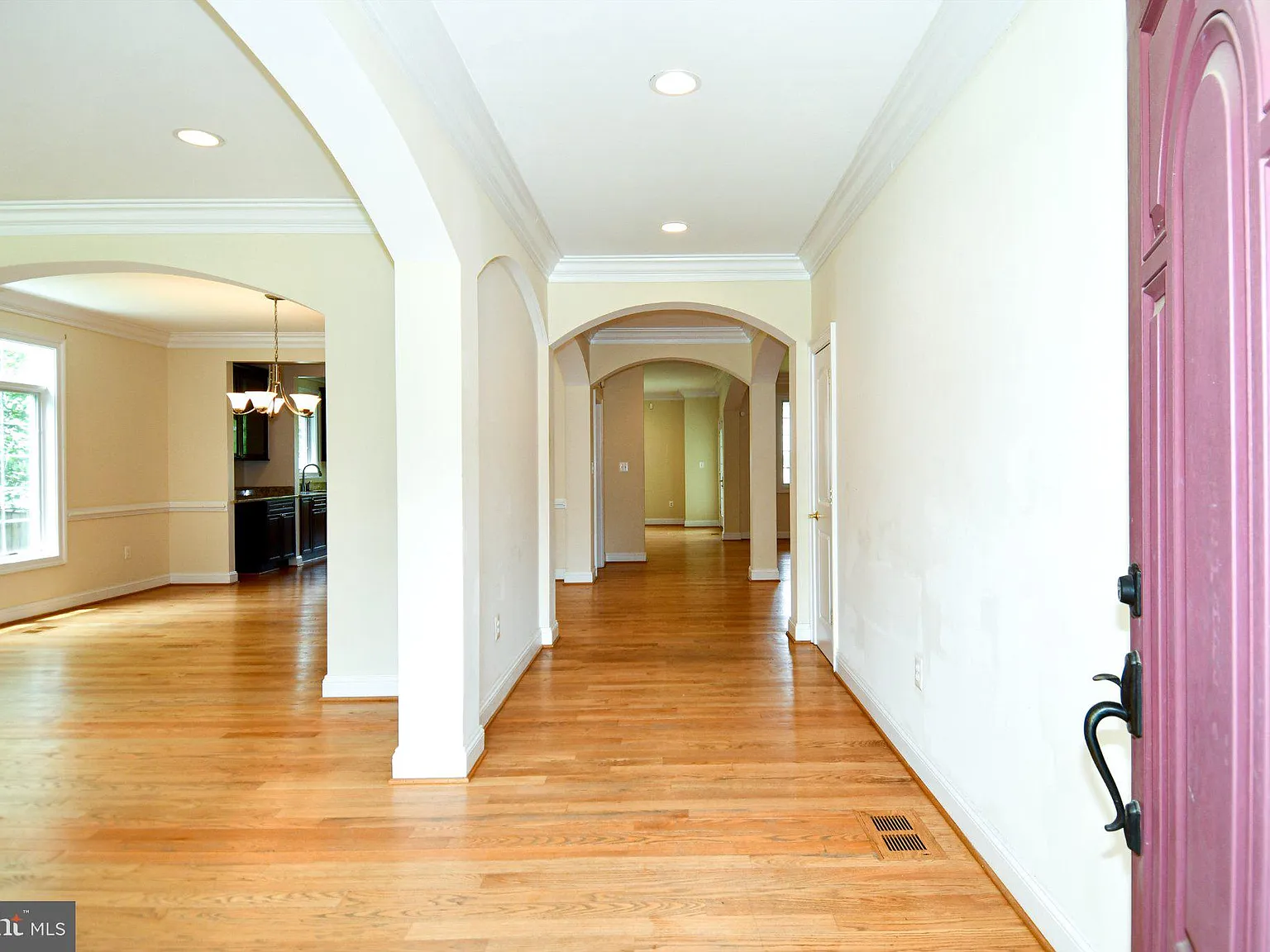 5 bed, 4.5 bath, 5556 sqft, $7,600 — Photo 2