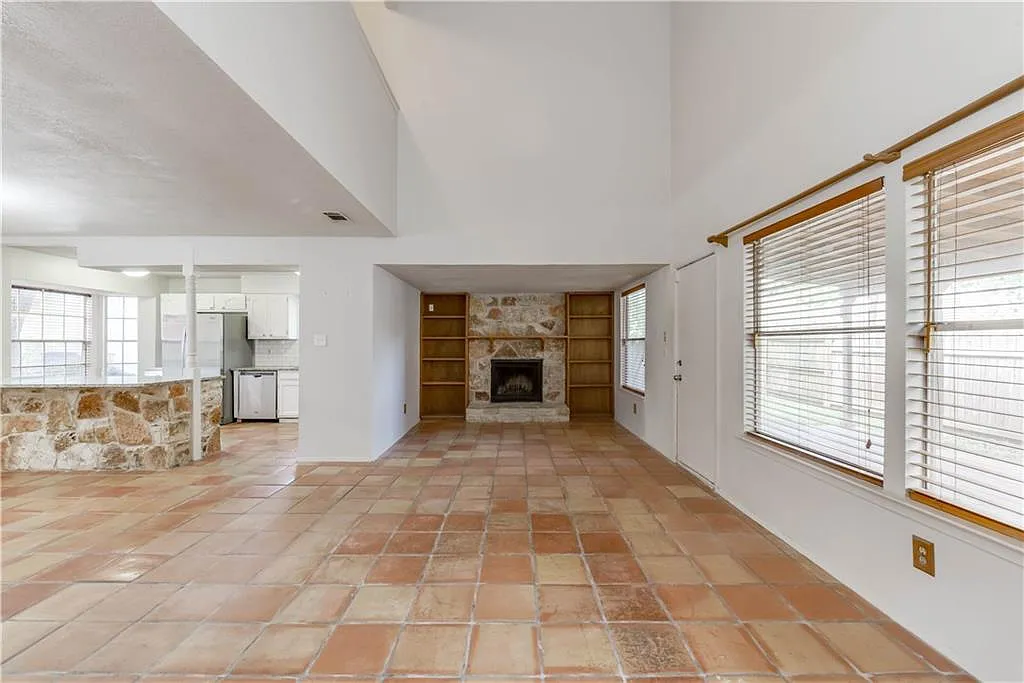 4 bed, 3.0 bath, 2010 sqft, $2,450 — Photo 3