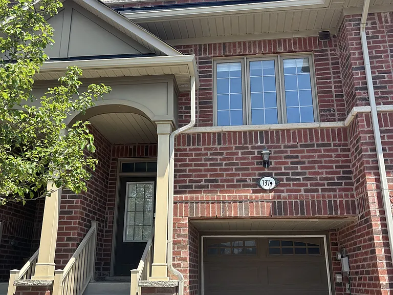 1374 Granrock Cres — Photo 2