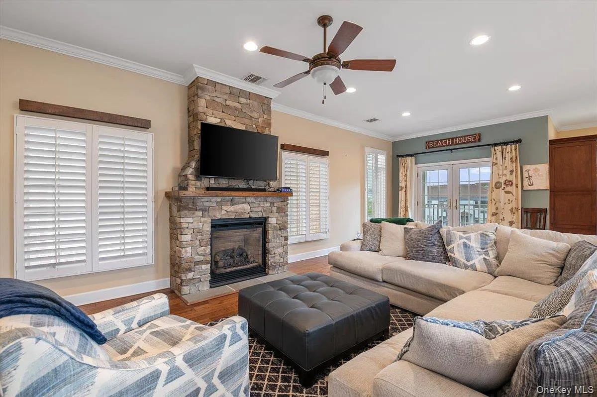 3 bed, 2.5 bath, 3000 sqft, $17,000 — Photo 3
