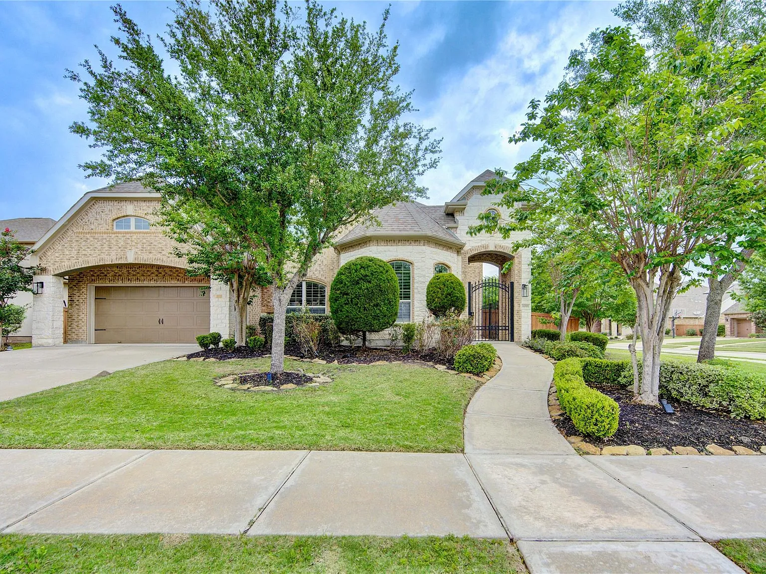 5 bed, 4.5 bath, 4489 sqft, $4,299 — Photo 3