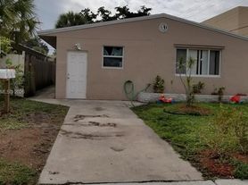 2040 Pierce St, Hollywood, FL