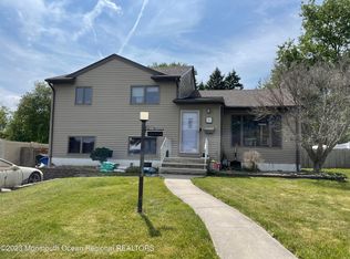 5 Forsgate Dr, Freehold, NJ 07728