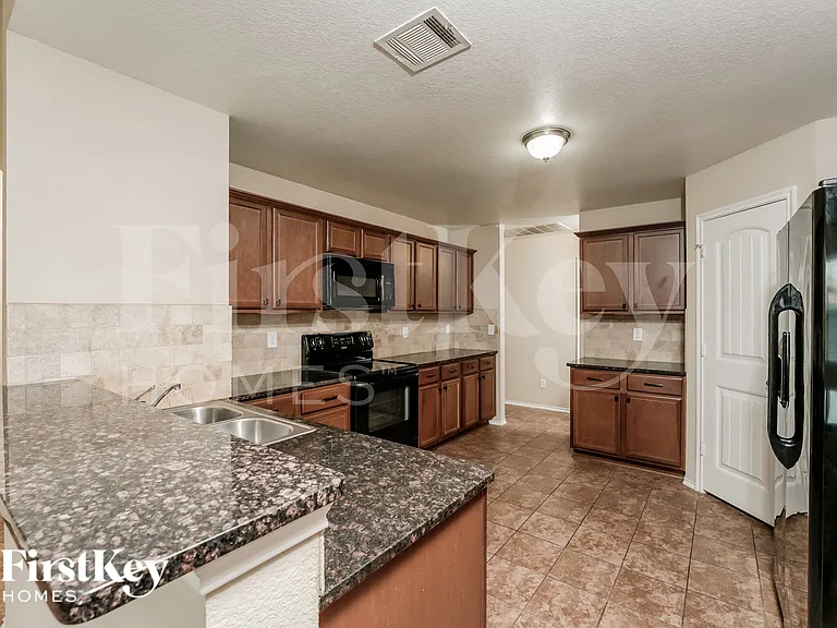 1800 Arbordale Way — Photo 6