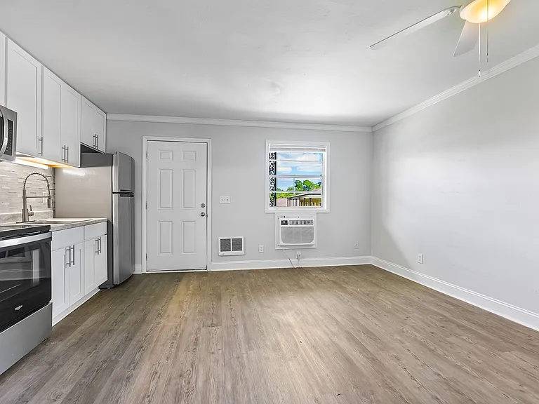 Edgewater Apartments — Photo 12