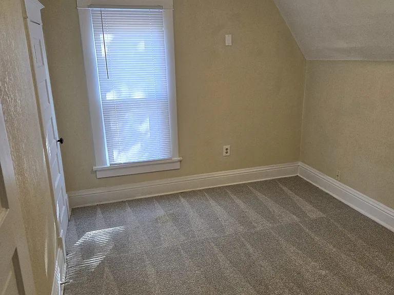 553 Bratnober St — Photo 8
