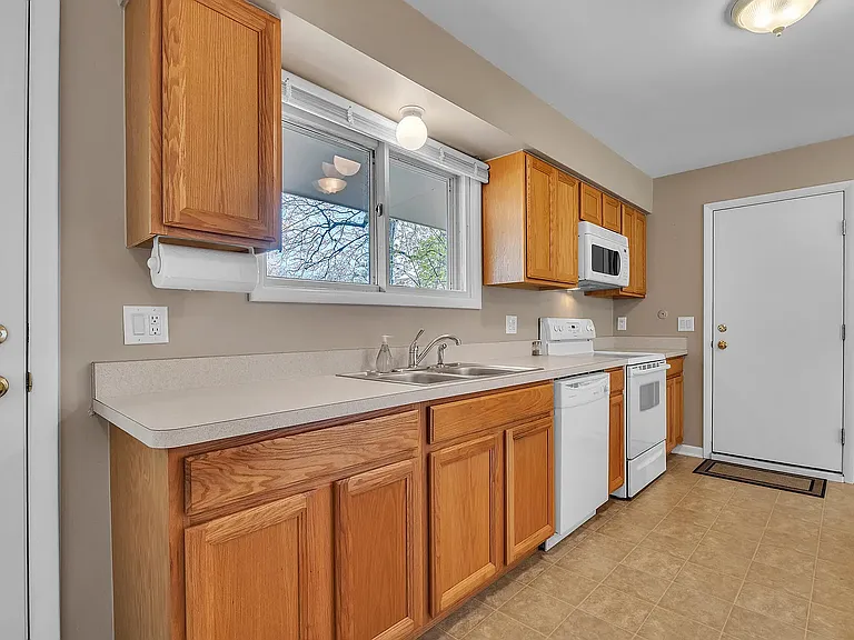 1114 N Maple Rd — Photo 9