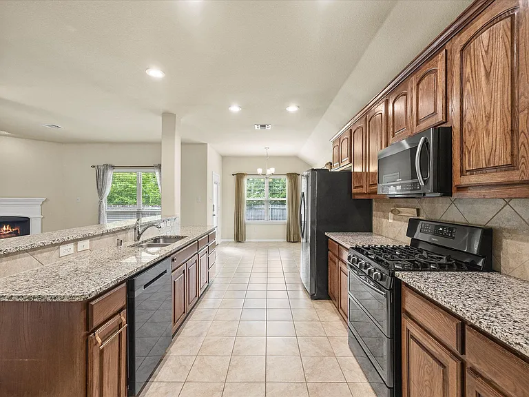 1409 Hidden Creek Dr — Photo 12