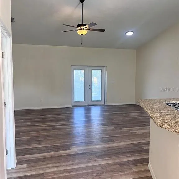 925 Lora St — Photo 7