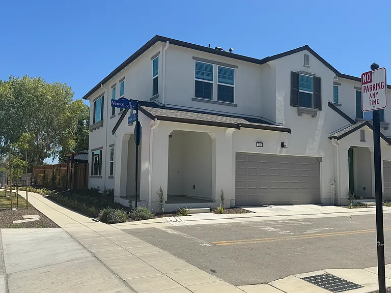 248 N Venice Pl — Photo 1
