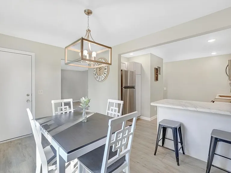 1115 Laura Dr — Photo 14