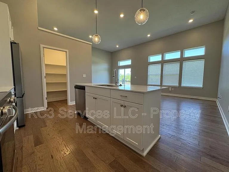 2018 SW Holdbrooks Dr — Photo 12