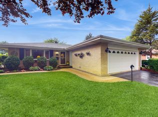 212 N Stratton Ln, Mount Prospect, IL 60056