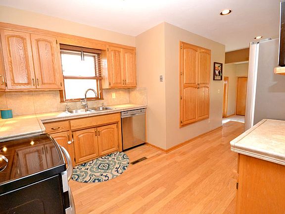 5th image of 1827 Onacrest Court North