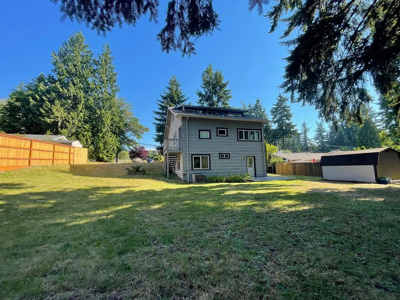 4 bed, 2400 sqft, $3,990 — Photo 3