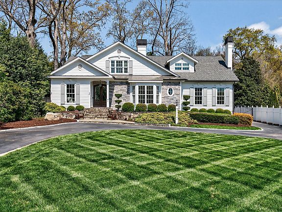 2nd image of 414 Yarmouth Rd
