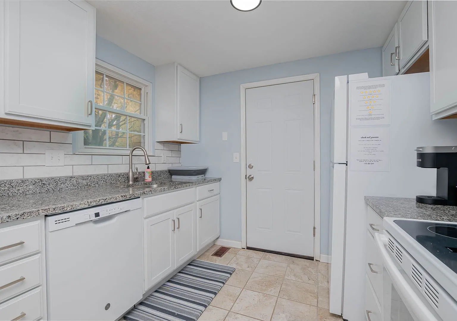 Inviting home with private fenced yard for pets — Photo 2