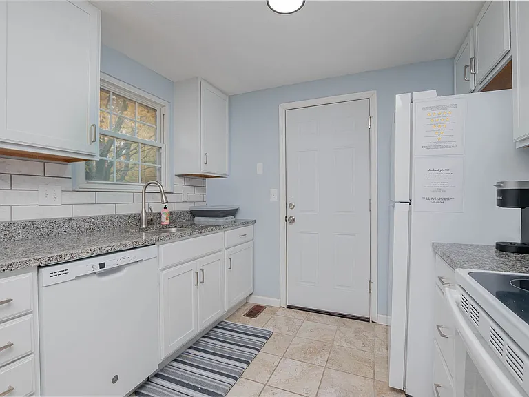 1387 Firethorne Dr — Photo 2