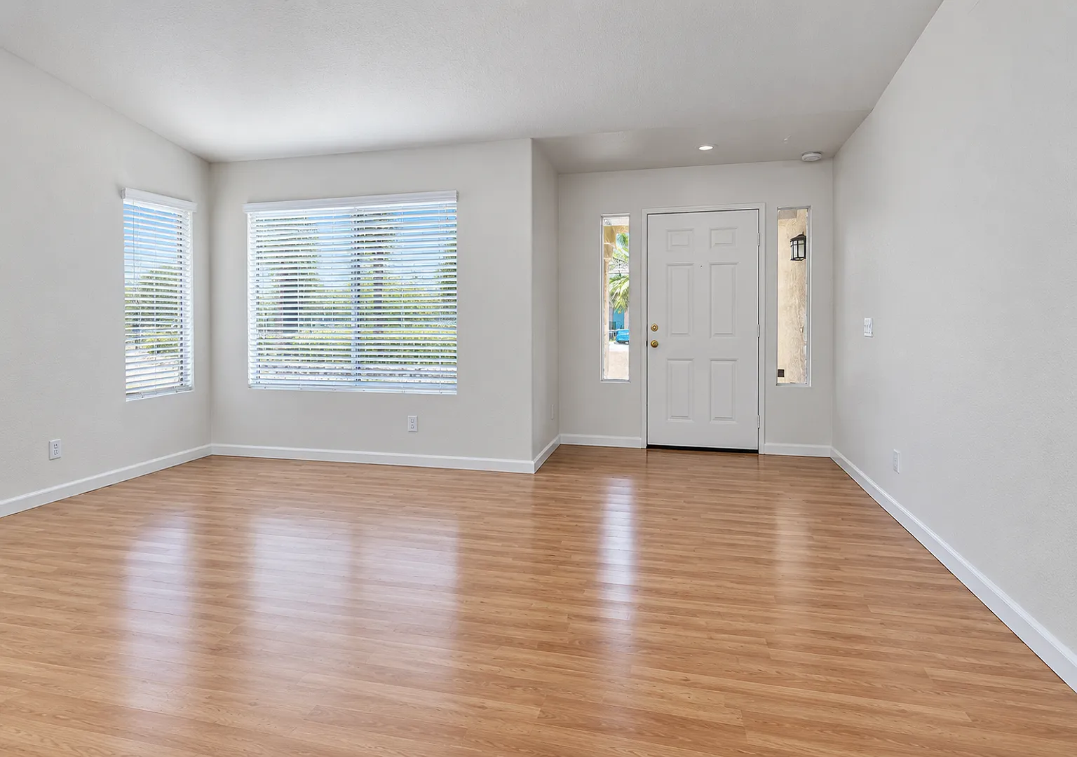 Charming Single Story 3BD 2BA Home in one of Corona's most desirable neighborhoods! — Photo 2