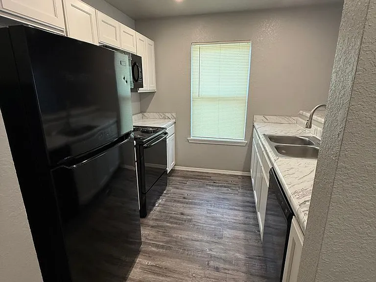 301 Plum St — Photo 3