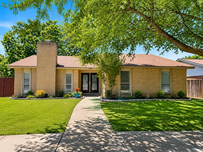 3 bed, 2.0 bath, 1900 sqft, $2,700 — Photo 2