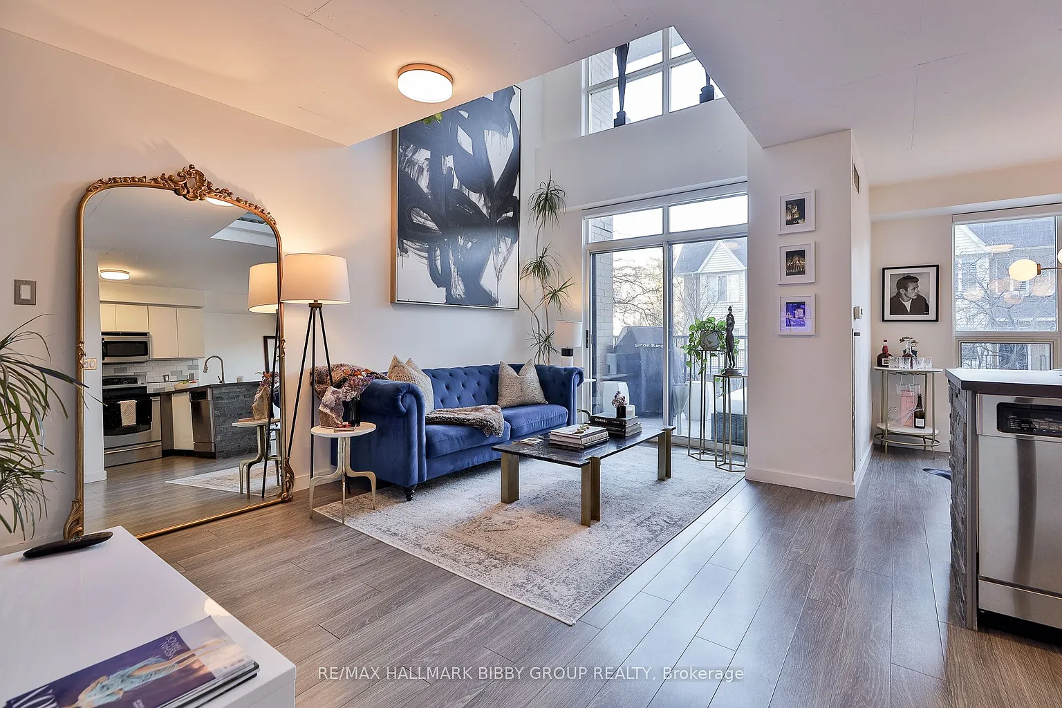 800 King St W #215 photo 1