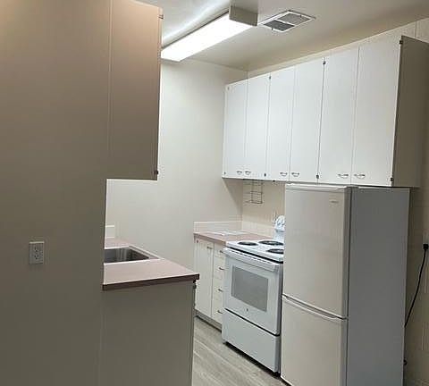 4th image of 4826 1/2 California Ave SW #B