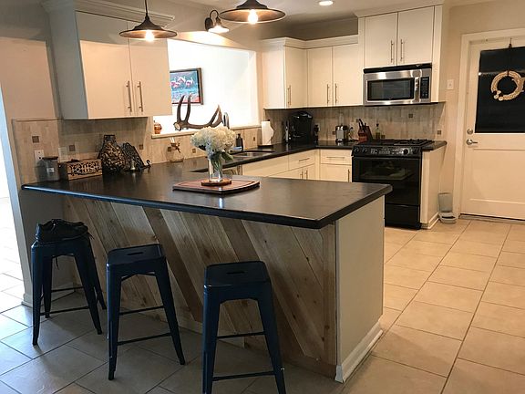 3rd image of 209 Leisure Ln