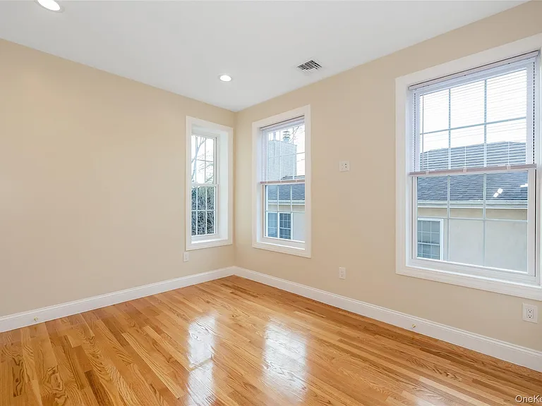 16 Grand Blvd — Photo 20