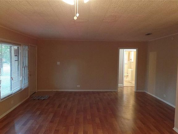 3rd image of 803 N Kaufman St